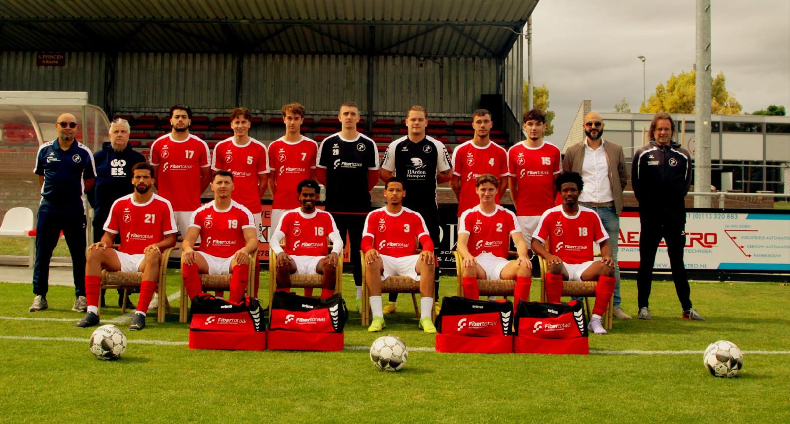Juichend jeugdelftal in Fibertotaal-tenue op het veld