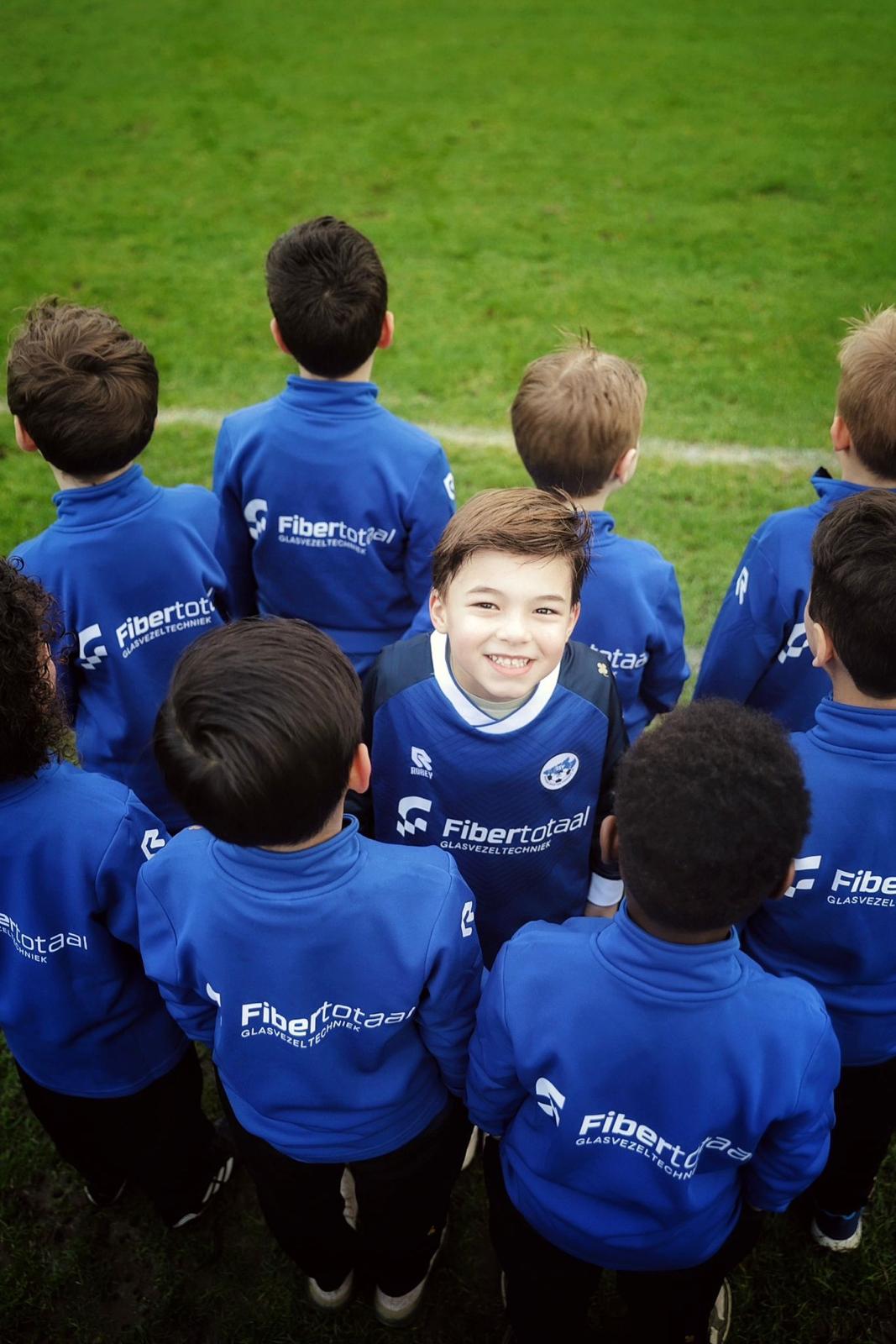 Jeugdelftal in Fibertotaal-tenue